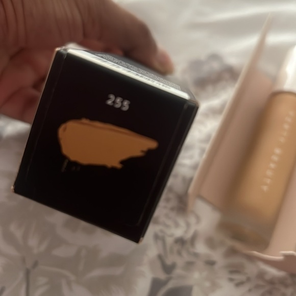 Fenty beauty pro filter foundation 255 - Picture 2 of 4